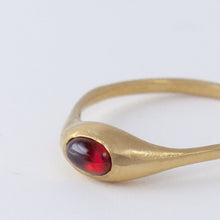 Load image into Gallery viewer, Yui garnet ring