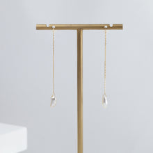 Load image into Gallery viewer, Kidney white pearl drop earrings
