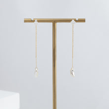 Load image into Gallery viewer, Kidney white pearl drop earrings