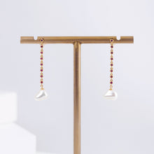 Load image into Gallery viewer, Dew ruby chain white pearl drop earrings