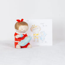 Load image into Gallery viewer, Akaiboushinoki - #122 Playing mom, but fishes should be raised in the water, right? ~ Red ~