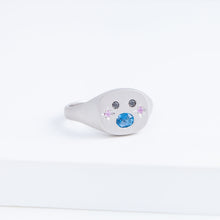 Load image into Gallery viewer, Big oval mouth face signet ring with sapphire cheeks