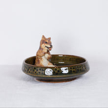 Load image into Gallery viewer, Yukurite - Ceramic small plate with sitting Shiba