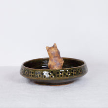 Load image into Gallery viewer, Yukurite - Ceramic small plate with sitting Shiba
