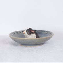 Load image into Gallery viewer, Yukurite - Ceramic small plate with bunny