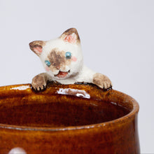 Load image into Gallery viewer, Yukurite - Ceramic sake cup with siamese cat