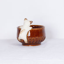 Load image into Gallery viewer, Yukurite - Ceramic sake cup with siamese cat