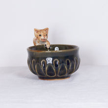 Load image into Gallery viewer, Yukurite - Ceramic sake cup with orange tabby cat