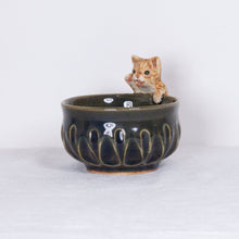 Load image into Gallery viewer, Yukurite - Ceramic sake cup with orange tabby cat