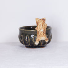 Load image into Gallery viewer, Yukurite - Ceramic sake cup with orange tabby cat