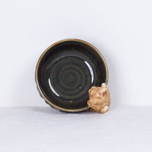 Load image into Gallery viewer, Yukurite - Ceramic sake cup with orange tabby cat
