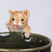 Load image into Gallery viewer, Yukurite - Ceramic sake cup with orange tabby cat