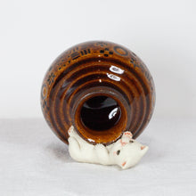 Load image into Gallery viewer, Yukurite - Ceramic brown small vase with white cat