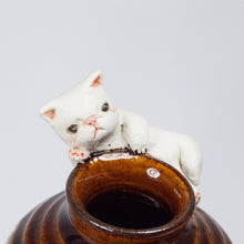 Load image into Gallery viewer, Yukurite - Ceramic brown small vase with white cat