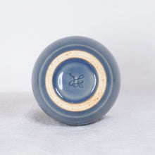 Load image into Gallery viewer, Yukurite - Ceramic blue small vase with white cat