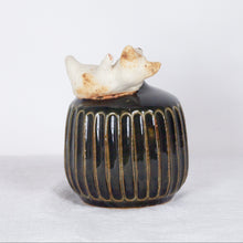 Load image into Gallery viewer, Yukurite - Ceramic small vase with corgi