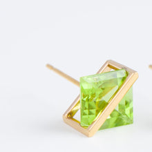 Load image into Gallery viewer, Band square peridot studs