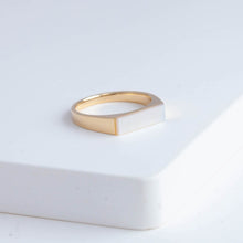 Load image into Gallery viewer, Narrow shell signet ring