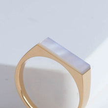 Load image into Gallery viewer, Narrow shell signet ring