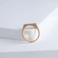 Load image into Gallery viewer, Narrow shell signet ring