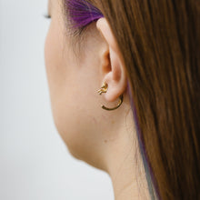 Load image into Gallery viewer, Cat through earring