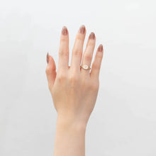 Load image into Gallery viewer, Small face signet ring with black and baguette diamond