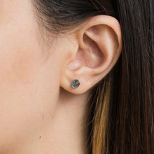 Load image into Gallery viewer, Rough stone sapphire stud - Kolekto