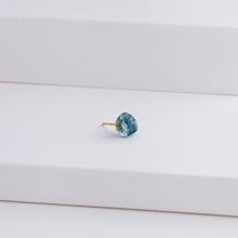 Load image into Gallery viewer, Rough stone sapphire stud - Kolekto