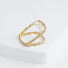 Load image into Gallery viewer, Syami frame ring with three pearls
