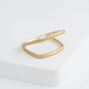 Syami frame ring with single pearl