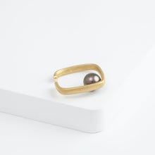 Load image into Gallery viewer, Syami tahitian pearl ear cuff
