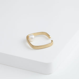 Syami pearl ear cuff