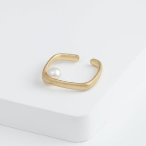 Syami pearl ear cuff