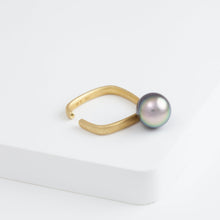 Load image into Gallery viewer, Syami hanging tahitian pearl ear cuff
