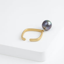 Load image into Gallery viewer, Syami hanging tahitian pearl ear cuff

