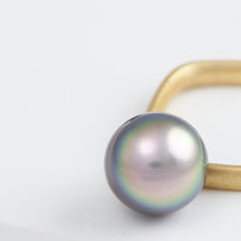 Load image into Gallery viewer, Syami hanging tahitian pearl ear cuff
