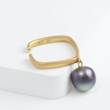 Load image into Gallery viewer, Syami hanging tahitian pearl ear cuff
