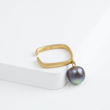Load image into Gallery viewer, Syami hanging tahitian pearl ear cuff
