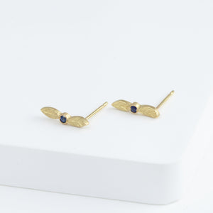 Bloom blue sapphire stud