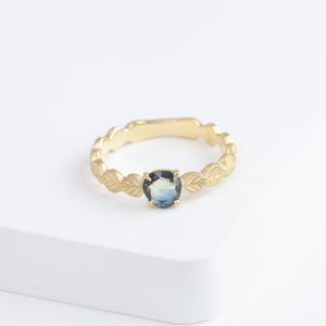 Leaf little ring with an one-of-a-kind bicolor sapphire