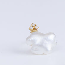 Load image into Gallery viewer, Ballon white pearl stud
