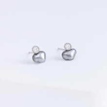 Load image into Gallery viewer, Baby black pearl single pearl diamond platinum studs
