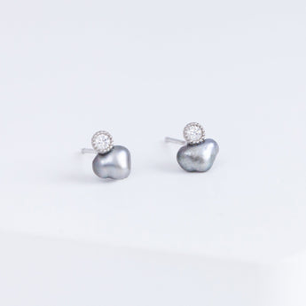 Baby black pearl single pearl diamond platinum studs