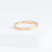 Load image into Gallery viewer, Laurel 2.4mm PG with three diamonds
