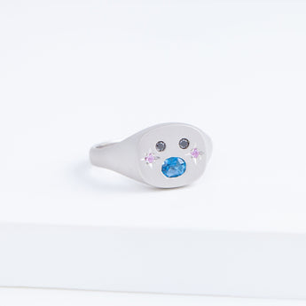 Big oval mouth face signet ring with sapphire cheeks
