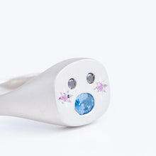 Load image into Gallery viewer, Big oval mouth face signet ring with sapphire cheeks
