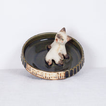 Load image into Gallery viewer, Yukurite - Ceramic small plate with siamese cat
