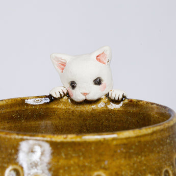Yukurite - Ceramic sake cup with white cat