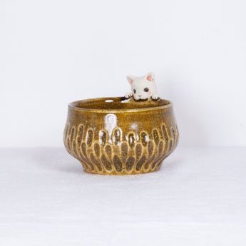 Yukurite - Ceramic sake cup with white cat