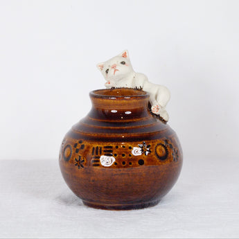 Yukurite - Ceramic brown small vase with white cat